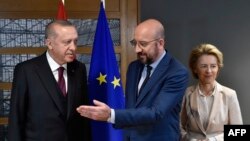 Թուրքիայի նախագահ Ռեջեփ Էրդողանը, Եվրոպական խորհրդի նախագահ Շարլ Միշելը և Եվրոպական հանձնաժողովի ղեկավար Ուրսուլա ֆոն Դեր Լայենը, Բրյուսել, 9 մարտի, 2020թ.
