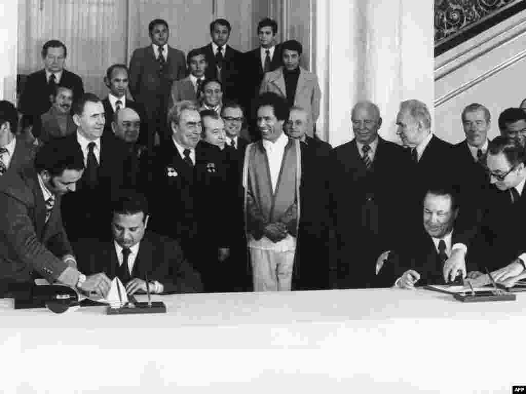 Декабрь 1976-го. Москва. Каддафи и Брежнев подписывают двустороннее соглашение.