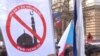 Сочувствующие беженцам активисты большой колонной попытались подойти к участникам антимигрантской акции, но им помешала полиция