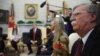 Радник президента США з національної безпеки Джон Болтон (п) слухає Дональда Трампа в Овальному кабінеті Білого дому