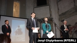 Шерзод Аскаров (солдон экинчи) Прагадагы салтанатта, солдо биринчи "Зарыккан адамдар" уюмунан Шимон Панек, Прага, 8-март, 2011-ж.