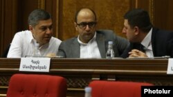 Արթուր Վանեցյանը, Հայկ Մամիջանյանը և Տիգրան Աբրահամյանը ԱԾ նիստերից մեկի ժամանակ, սեպտեմբեր, 2021թ
