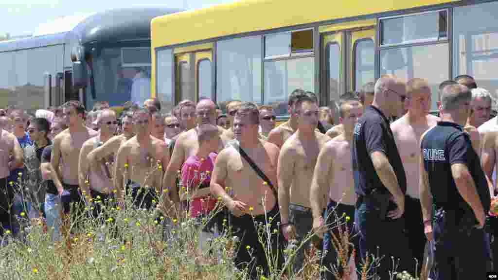 Kosovo - Reagirala je policija pa su nacionalističke parole morale biti skinute, 28. juni 2012. 