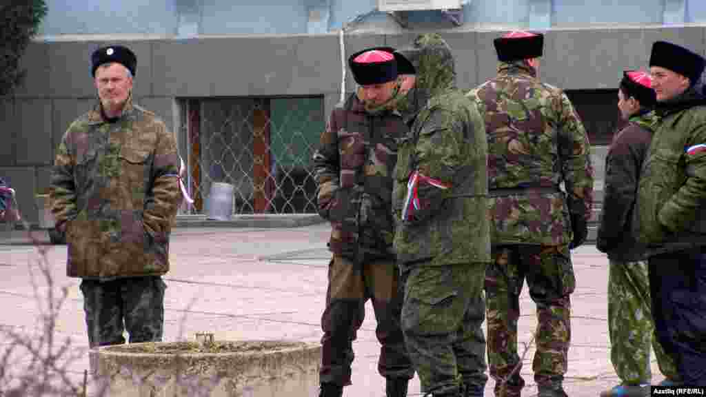 Російські «казаки» стоять біля будівлі Ради міністрів Криму в Сімферополі, 9 березня 2014 року