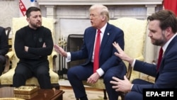 Президент України Володимир Зеленський (ліворуч), президент США Дональд Трамп і віцепрезидент США Джей ді Венс (праворуч) під час зустрічі в Овальному кабінеті Білого дому. Вашингтон, 28 лютого 2025 року 