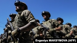 1 травня президент України Володимир Зеленський наголосив, що батальйон «Азов» входить до складу Нацгвардії і є частиною української армії. На фото: бійці полку «Азов» під час параду з нагоди 5-ї річниці визволення Маріуполя від російських гібридних сил. Маріуполь, 2019 рік