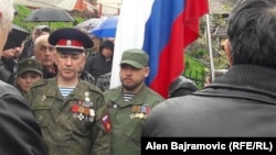 Viktor Zaplatin u uniformi, lijevo, u Višegradu, na istoku BiH, u aprilu 2019. godine. Zaplatin je nekadašnji komandant Prvog dobrovoljačkog odreda Vojske Republike Srpske. 