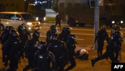 Столкновения участников акции протеста против итогов президентских выборов в Беларуси со спецназом. Минск, 10 августа 2020 года.