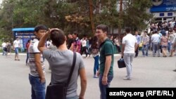 Студенты и абитуриенты во дворе вуза. Алматы, 12 августа 2013 года.