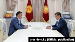 Президент Кыргызстана Сооронбай Жээнбеков (справа) и Садыр Жапаров, избранный премьер-министром, на встрече в Бишкеке 13 октября 2020 года.