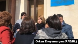 Журналист Светлана Глушкова (в центре) у здания специализированного межрайонного административного суда города Астаны в день начала процесса по ее делу. Нур-Султан, 1 апреля 2019 года.