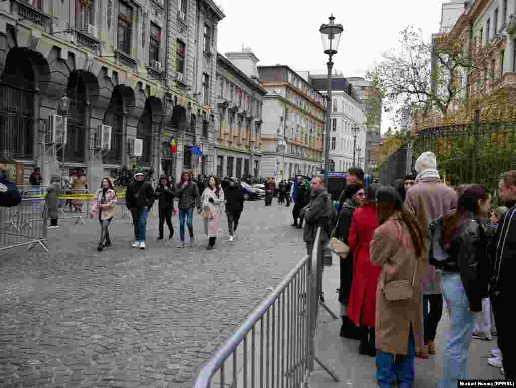 Dina crede că președintele ar trebui să prioritizeze reformele ce țin de educație și să susțină relațiile comerciale ale Moldovei cu țările către care s-au îndreptat antreprenorii din sectorul privat. „Cred că președintele trebuie să se ocupe și de toată diaspora, să vină acasă, pentru că foarte mulți oameni calificați, patrioți, care își iubesc țara, dar care din păcate nu au avut oportunități, au plecat”. 