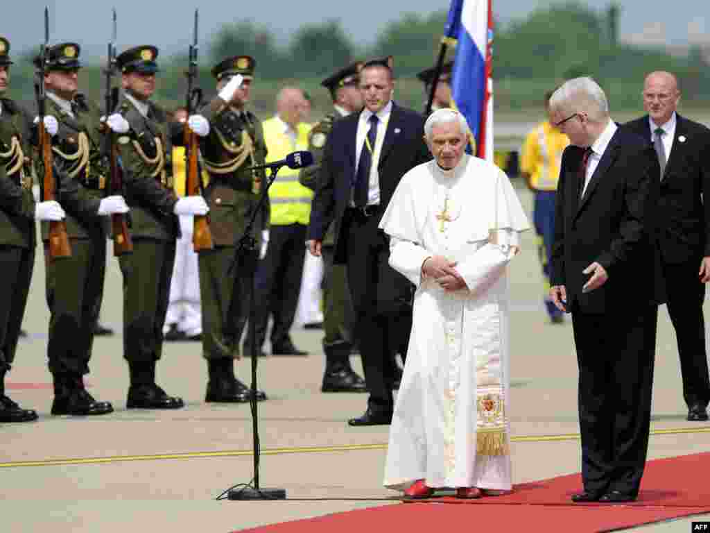 Papa Benedikt XVI i predsjednik Hrvatske Ivo Josipović na aerodromu u Zagrebu, 4. lipanj 2011. AFP / HRVOJE POLAN