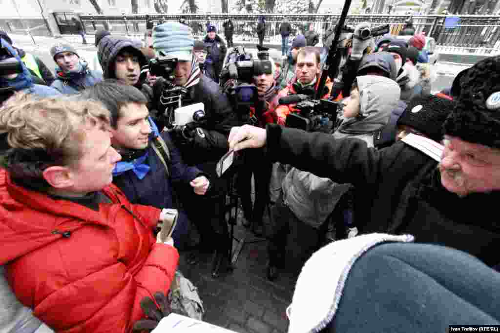 Московская акция поддержки "Евромайдана". Посольство Украины. Пришли не только сторонники, но и противники - казаки