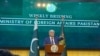 د پاکستان د بهرنیو چارو وزارت ویاند شفقت علي خان اسلام اباد کې اونیزې خبري غونډې ته وینا کوي - انځور له ارشیفه.