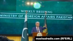 د پاکستان د بهرنیو چارو وزارت ویاند شفقت علي خان اسلام اباد کې اونیزې خبري غونډې ته وینا کوي - انځور له ارشیفه.