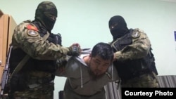 Чыңгыз Жумагуловду күч кызматкерлери кармаган учурда тартылган сүрөт. 2019-жыл, 11-апрель.