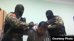 Чыңгыз Жумагуловду кармоо учурундагы сүрөт. 2019-жыл, 11-апрель. 