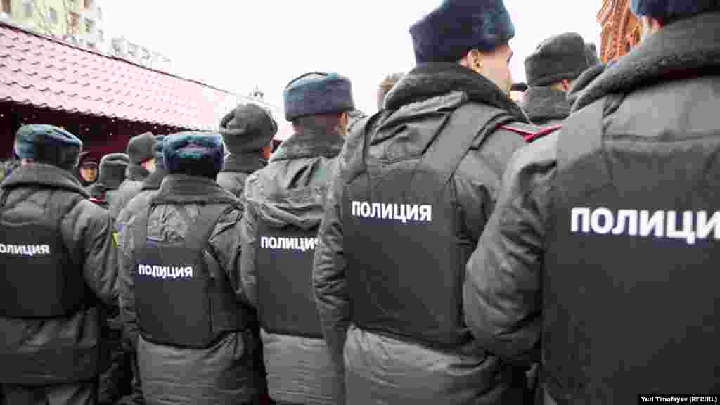 Активистам "Левого фронта" и объединений "Обманутых дольщиков" не удалось прорваться на Красную площадь, где планировалась несанкционированная акция "Народ против незаконных выборов!". 