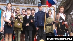 Дзеці са зброяй на сьвяткаваньні ў анэксаваным Расеяй Крыме, архіўнае фота