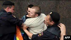 მილიცია აკავებს რუს LGBT აქტივსტს მოსკოვში