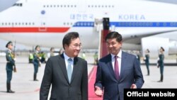 Түштүк Кореянын премьер-министри Ли Нак Ёнду кыргыз өкмөт башчы Мухаммедкалый Абылгазиев тосуп алды. 17-июль, 2019-жыл.