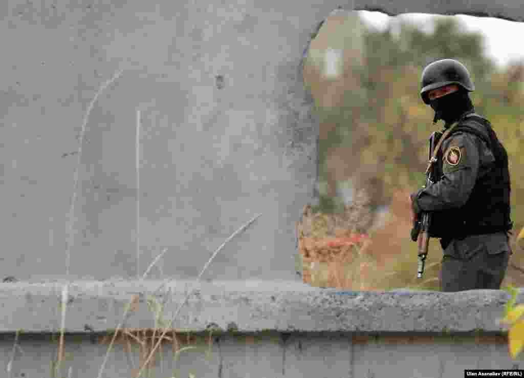 Напомним, в ночь на 12 октября из СИЗО №50 в селе Нижний-Нооруз в Чуйской области 9 человек совершили побег. При попытке остановить преступников были убиты трое сотрудников ГСИН, еще один тяжело ранен. Во время побега один из осужденных был ранен часовым. Пятеро беглецов были задержаны, четверо находятся на свободе. 