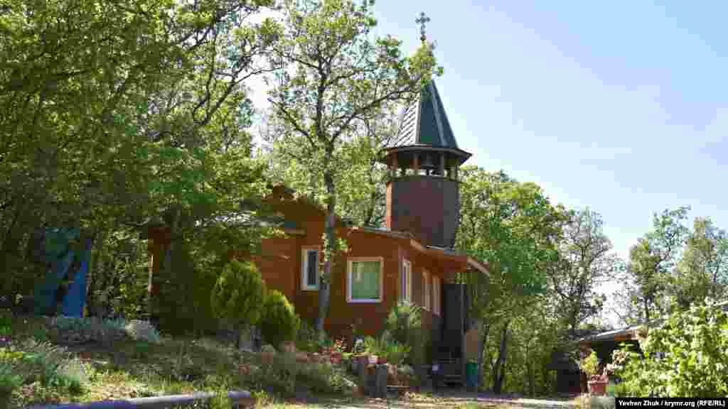 Деревянная православная церковь Усекновения главы Иоанна Предтечи. В 1848 году над источником построили церковь в честь этого святого. После установления в Крыму советской власти церковь использовалась как загон для скота, постепенно разрушалась, а во время Второй мировой войны в храм попал снаряд. Небольшой деревянный храм возвели до аннексии Крыма, в обители рядом с ним постоянно живут несколько монахинь