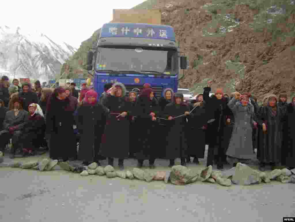 Алайдагы жол тосуу - Алайдын Сопу-Коргон айылынын кире беришине боз үй тигип, генерал Исмаил Исаковдун камалышына нааразылык билдирип тургандар 14-январда түштөн кийин Ош - Эркеч-Там жолун тосушту.