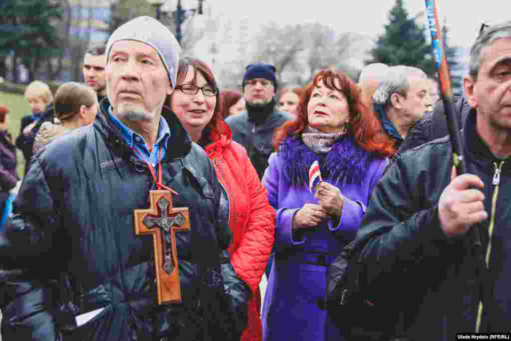 Мітрапаліт Павал заклікаў вернікаў ня ўдзельнічаць у акцыі-малебне. Перад пачаткам малебну каля Сьвята-духавага сабору былі затрыманыя актывісты Андрэй Шарэнда і Арцём Чарняк.