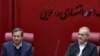 مسعود پزشکیان (راست) در حمایت از وزیر اقتصاد خود به صورت سرزده در وزارت اقتصاد و دارایی حاضر شد