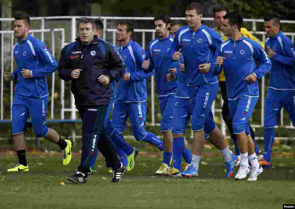 Reprezentativci BiH na treningu u Hrasnici, nedaleko od Sarajeva, 10. oktobar 2013. Foto: REUTERS / Dado Ruvić