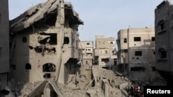 Palestinci na mjestu izraelskog napada u izbjegličkom kampu Nuseirat u središnjem Pojasu Gaze, 7. decembra 2024. 