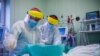 Medicinski radnici tretiraju pacijente oboljele od COVID-19