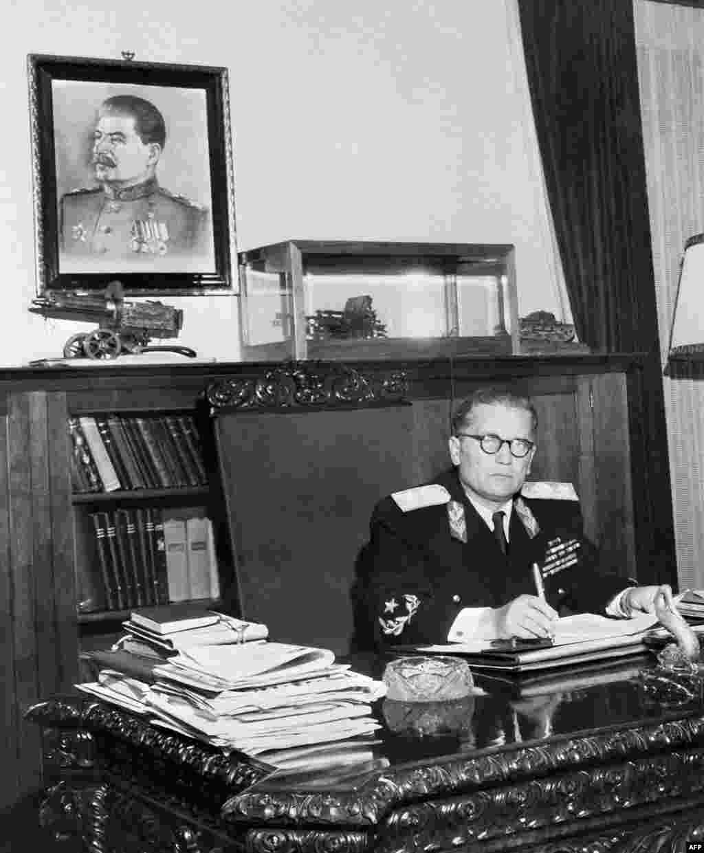 Новият лидер на Югославия е Йосип Броз Тито, заснет тук на бюрото си през 1947 г. Авторитарният управленец първоначално следва политическата воля на Сталин, но двамата скоро стават ожесточени врагове. След като Сталин изпраща в Югославия агенти, които да го убият, Тито пише писмо: „Спрете да изпращате хора да ме убиват. Вече сме заловили петима от тях, един с бомба и друг с пушка... Ако не спрете да изпращате убийци, аз ще изпратя един в Москва и няма да се налага да изпращам втори.”