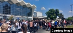 Protestatari în fața Gării Novi Sad.