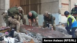 Вся стіна в крові: влучання у багатоповерхівку у Харкові (фотосвідчення)