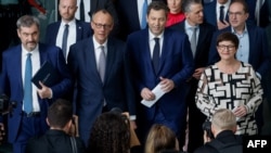 Șeful Uniunii Creștin Sociale din Bavaria (CSU), Markus Soeder (stânga), liderul Uniunii Creștin Democrate (CDU), Friedrich Merz, și co-președinții Partidului Social Democrat (SPD) Lars Klingbeil și Saskia Esken după anunțarea acordului de coaliție, pe 9 aprilie 2025.