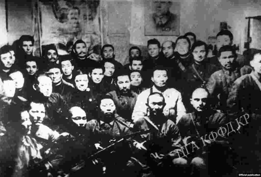 Кыргыз ССРинин КПБКнын секретары А.В.Вагов жана эл комиссарлар кеңешинин иш башкармалыгынын жетекчиси М.Рысалиев жердештери менен фронтто. 20-жылдардын комсомолу, Пишпек шаарынын пионерлеринин алгачкы жол баштоочусу, жарандык согуштун катышуучусу Р.Д.Сарымсаков (акыркы катарда жетинчи). 1943-жыл 
