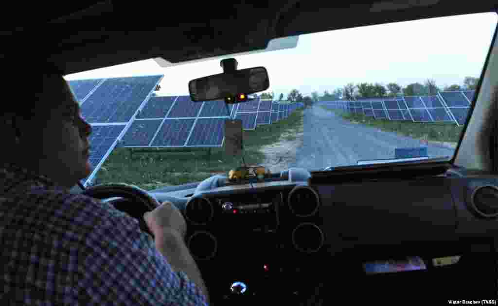 В 2016 году Беларусь, пострадавшая от последствий аварии на Чернобыльской АЭС, открыла солнечную электростанцию (на снимке), вызвав интерес к возможностям зеленой энергетики в так называемой зоне отчуждения
