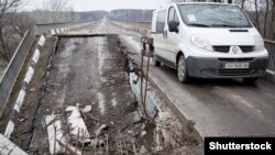 Зруйнований міст у Луганській області. Березень 2015 року. Ілюстраційне фото (©Shutterstock)