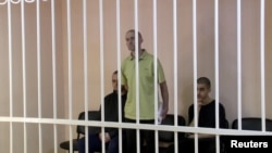Британиялыктар Эйден Эслин, Шон Пиннер жана морокколук Саадун Брагим соттук процессте.