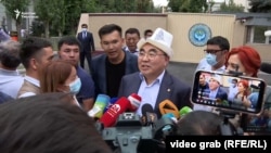 Аскар Акаев УКМКдан сурактан чыккандан кийин журналисттердин суроолоруна жооп берүүдө. 2021-жылдын 2-августу.