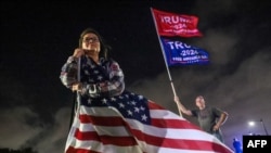 Susținătorii lui Trump au jubilat întreaga noapte, în timp ce petrecerile de vizionare a alegerilor organizate de Democrați s-au lăsat cu lacrimi.