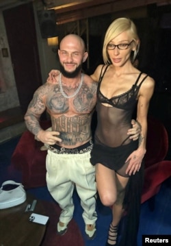 Anastasia Ivleieva pozează cu rapperul GeeGun în timpul petrecerii de la clubul de noapte Mutabor din Moscova.
