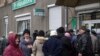 Мариуполь, пенсионеры штурмуют отделение Ощадбанка