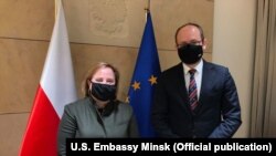 Прызначаная амбасадарка ЗША ў Беларусі Джулі Фішэр і намесьнік міністра замежных спраў Польшчы Марцін Пшыдач. 