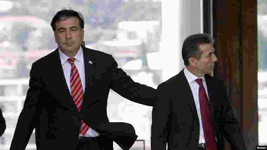 Gürcüstan prezidenti Mikheil Saakashvili (solda) seçkidə qalib gəlmiş müxalifət koalisiyasının rəhbəri, Baş nazir təyin olunacağı gözlənən Bdzina İvanishvili ilə görüşür, Tbilisi, 9 oktyabr 2012