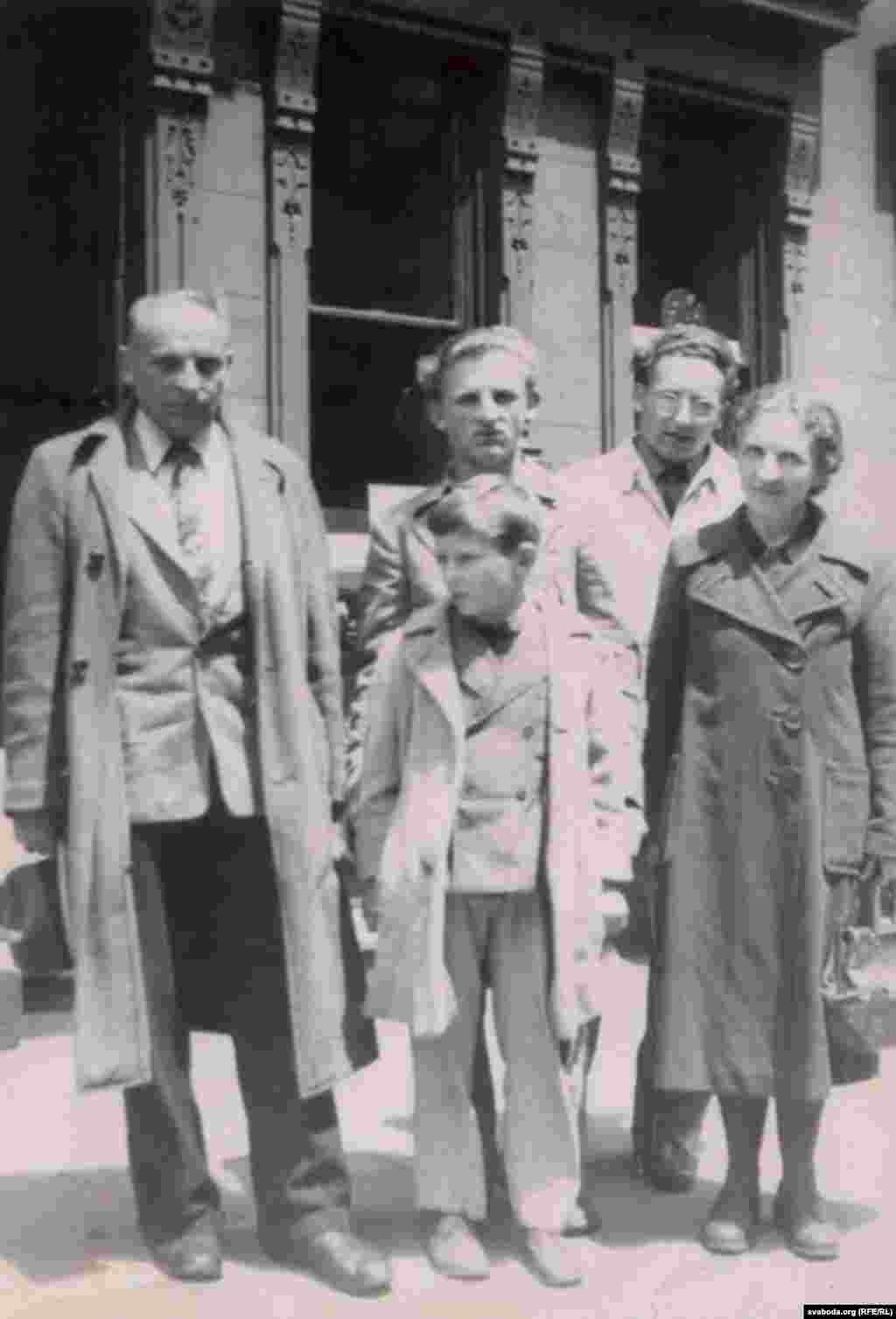 Архіўнае сямейнае фота – Станкевічы па прыезьдзе ў ЗША ў 1949 годзе. Янка Станкевіч, яго сыны Вячка, Юрка, жонка Марыя, сьпераду – малодшы сын Богуш.