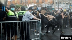 Протестите в Ню Йорк и още редица градове доведоха до тежки сблъсъци между гражданите и силите на реда